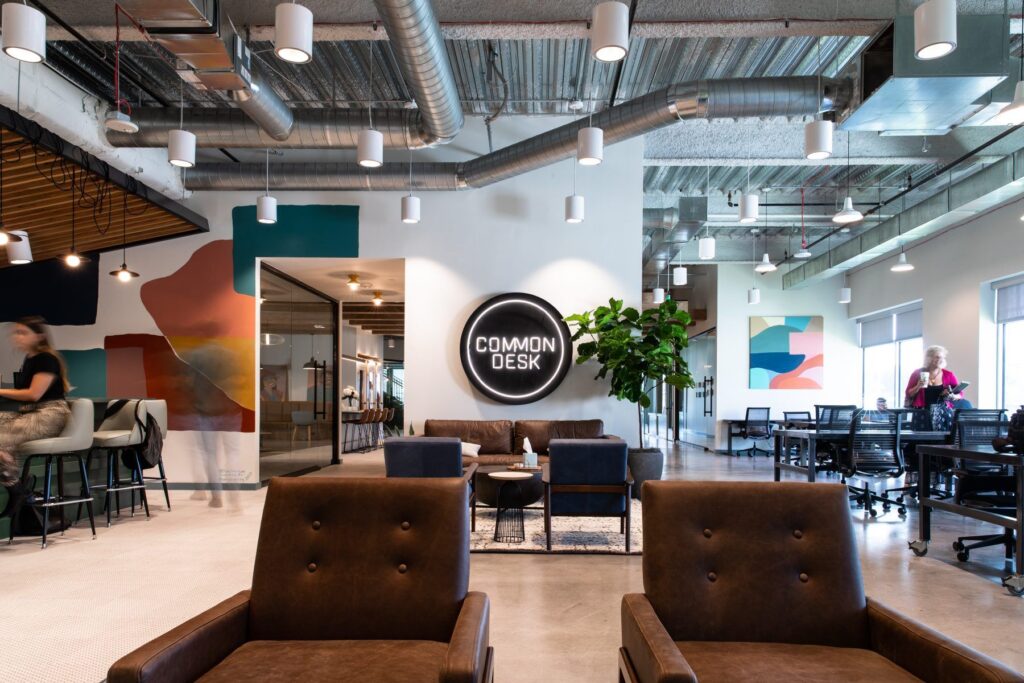 ¿Cuál es el país con la mayor densidad de espacios de coworking por habitante?