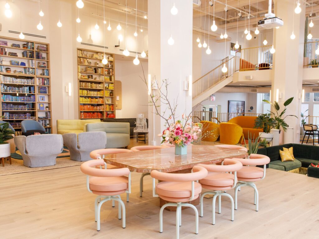 ¿Existen espacios de coworking temáticos y cuáles son algunos ejemplos interesantes?